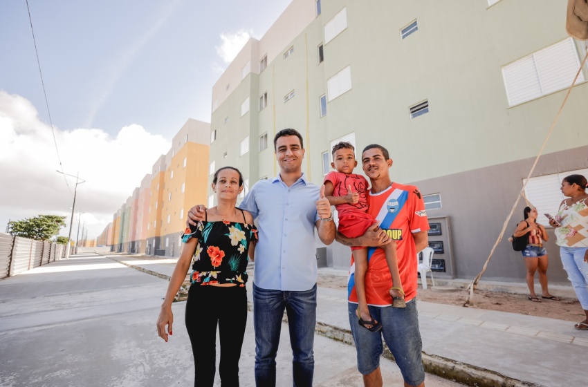 Prefeitura entrega chaves dos primeiros apartamentos do Parque da Lagoa