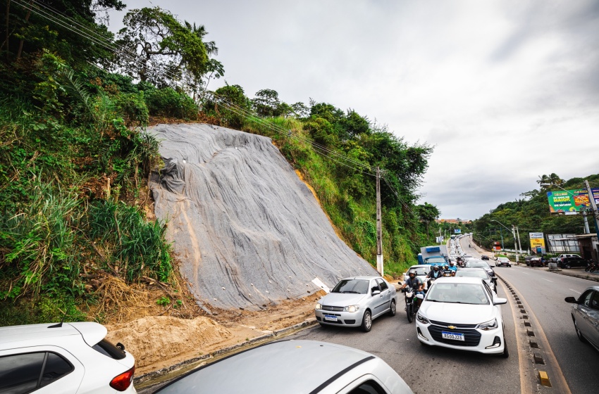 Avenida Leste-Oeste recebe tecnologia que impermeabiliza o solo em dois pontos de encostas