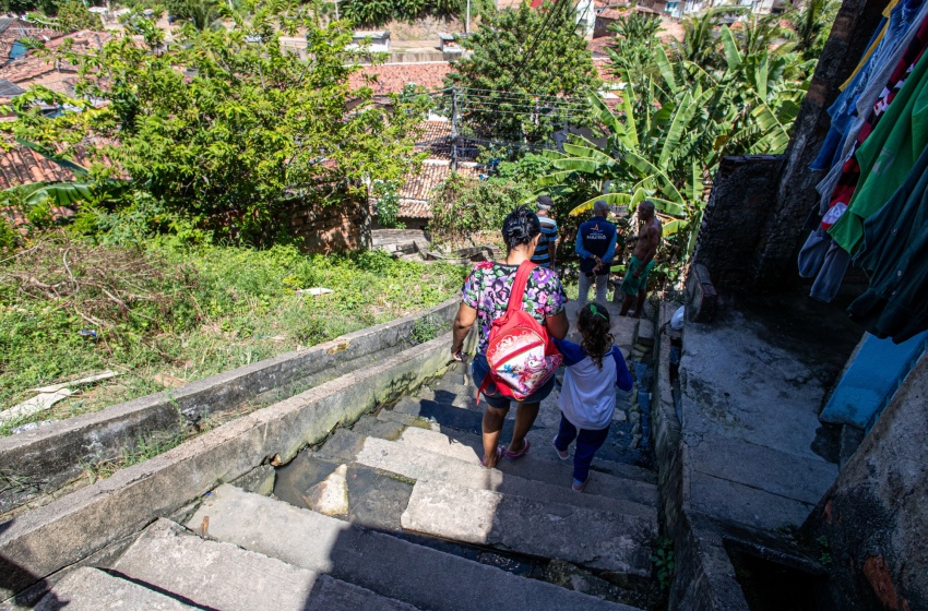 Escadaria vai passar por reforma para dar mais segurança a moradores, no Feitosa