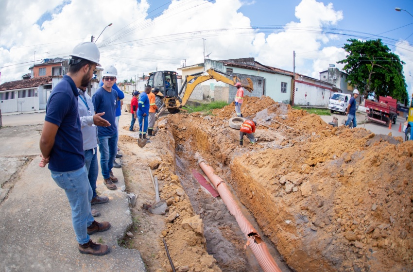 Obra de esgotamento sanitário da Sanama prejudica sistema de drenagem em via do Benedito Bentes