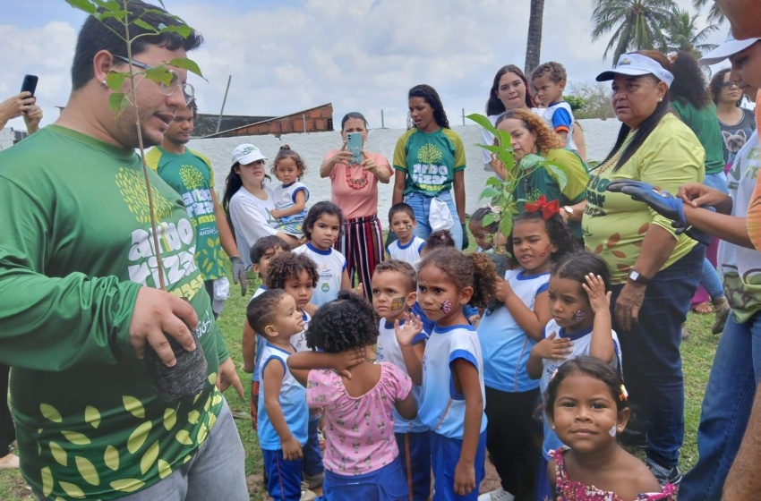 Alurb abre Mês da Árvore com plantio em escola da rede municipal no Pontal da Barra