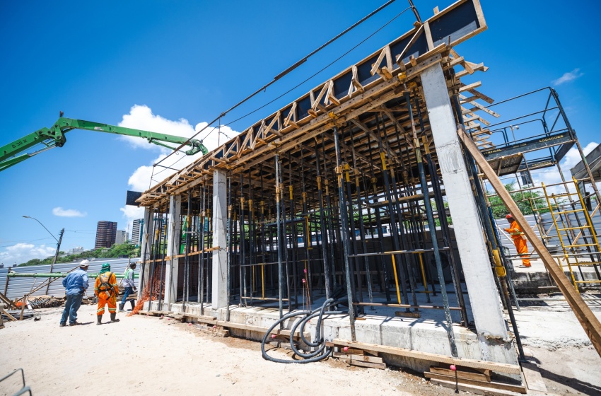 Prefeitura realiza concretagem da estação elevatória do Riacho do Sapo