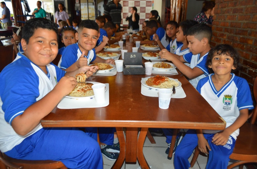 Educação leva 1.850 alunos da rede municipal a restaurantes de Maceió