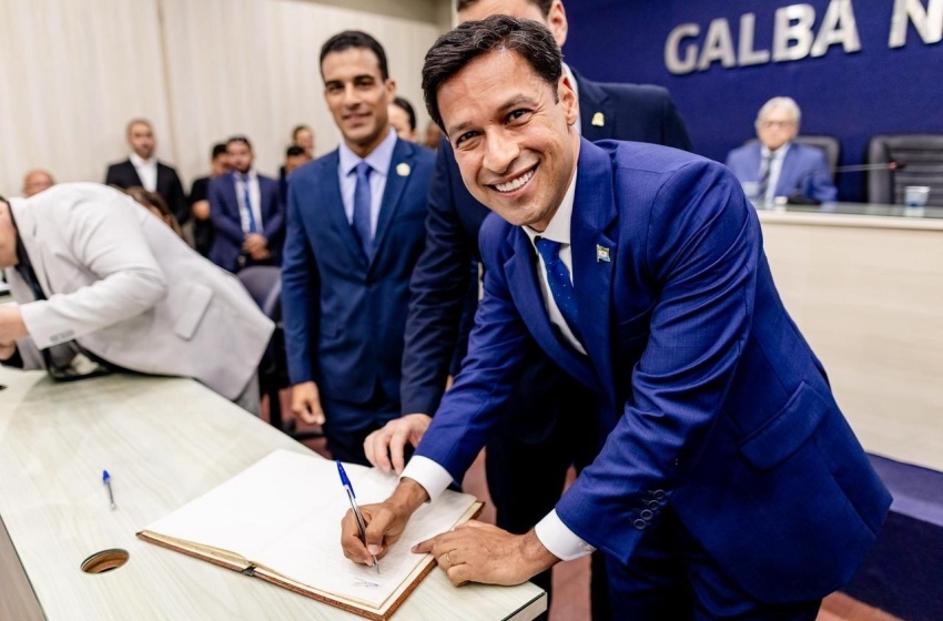 ”Nada vai parar. É hora de acelerar”, diz Rodrigo Cunha ao tomar posse como prefeito de Maceió