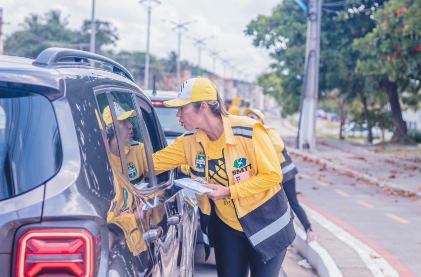 SMTT realiza blitz educativa e faz alerta sobre os perigos de beber e dirigir