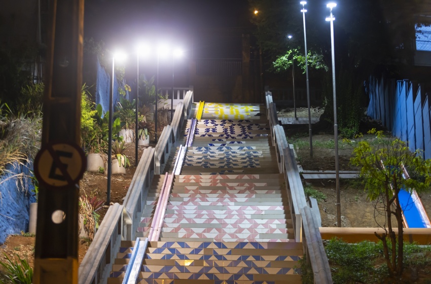 Requalificação luminosa da escadaria da Ladeira Boa Vista, no Centro, é concluída