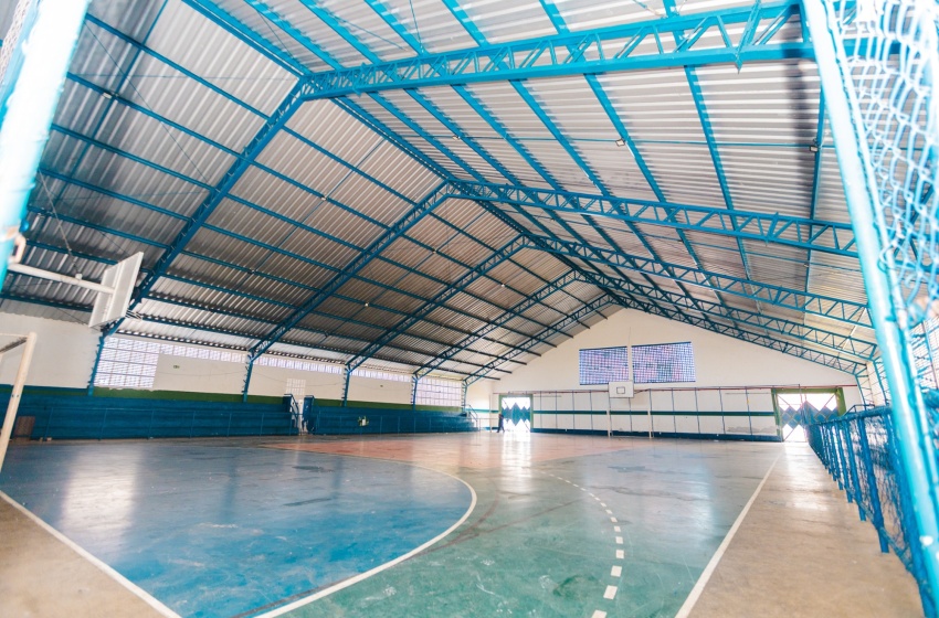 Ginásio de esportes da Escola Nosso Lar passa por manutenção após saída de desabrigados