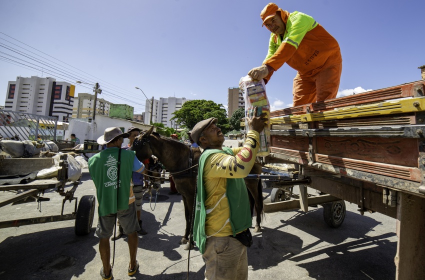 Desenvolvimento Sustentável entrega mais de 80 cestas básicas em Ecopontos da capital