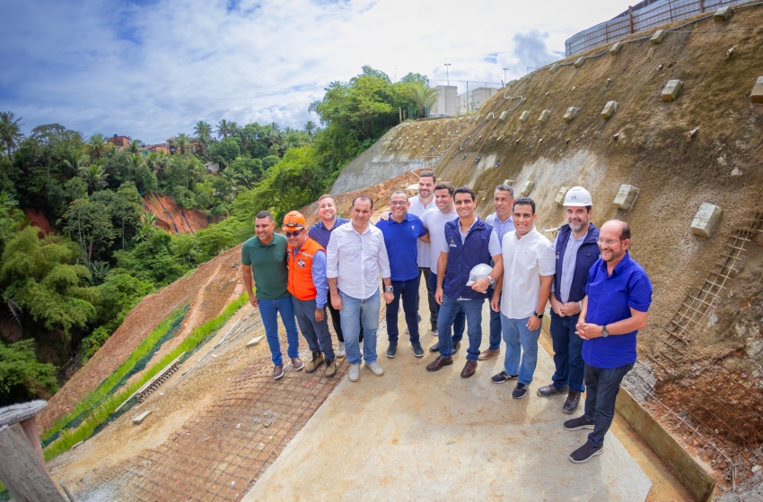 Prefeitura visita obras da Encosta dos Palmares e afirma que prioridade é a segurança dos moradores