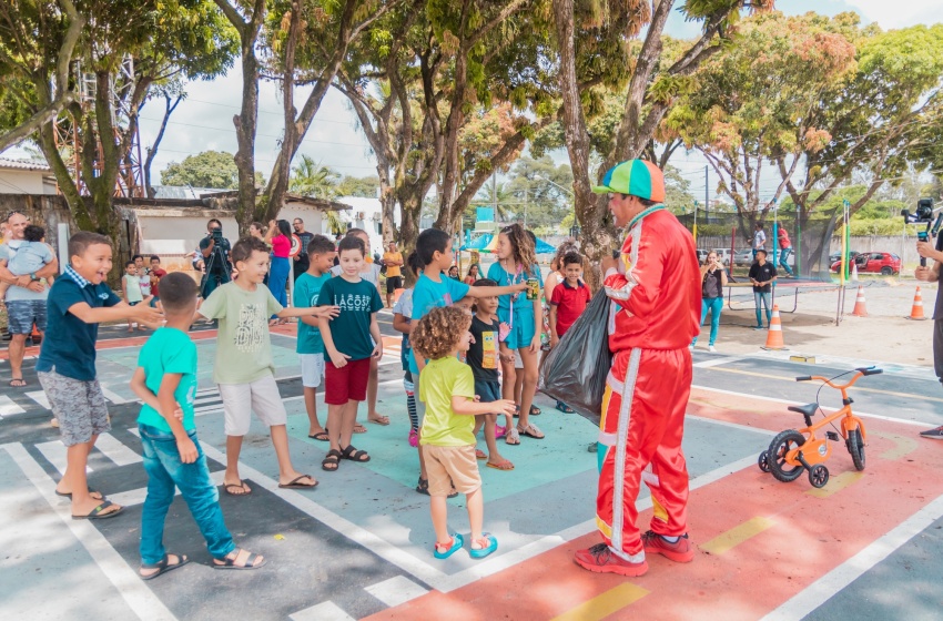 SMTT promove manhã recreativa em comemoração ao Dia das Crianças
