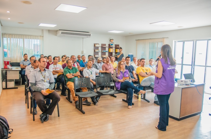 Lei da Parada Segura: SMTT realiza ciclo de palestras com motoristas de ônibus
