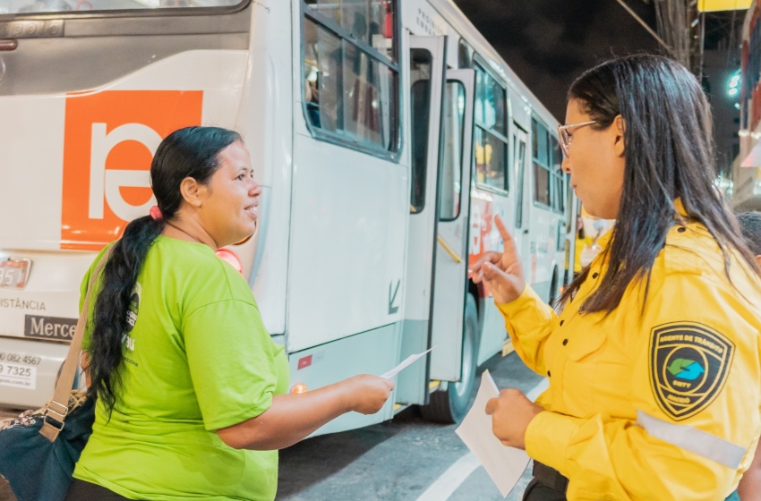 Ação educativa reforça a importância de cumprir a Lei da Parada Segura
