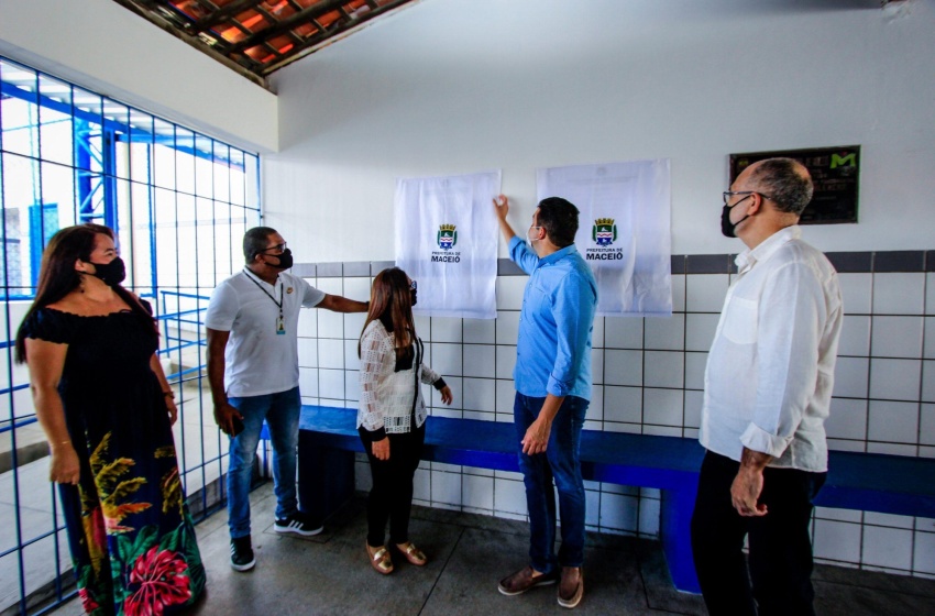 Rui Palmeira entrega mais uma escola revitalizada no Jacintinho