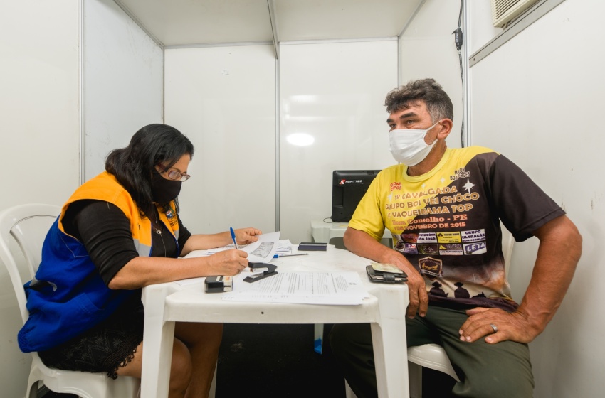 Assistência Social cadastra feirantes do Benedito Bentes para receberem benefício assistencial
