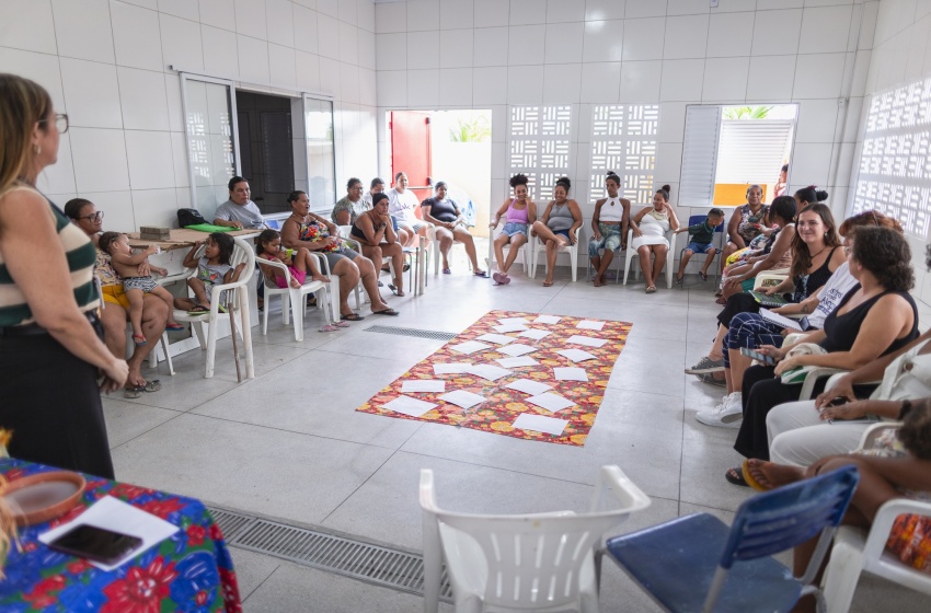 Prefeitura de Maceió realiza oficina sobre letramento racial com marisqueiras da orla lagunar