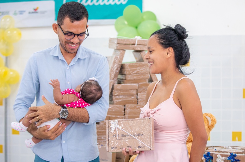 Primeira Infância Cidadã entrega kits de Literacia Familiar para mães e gestantes do programa