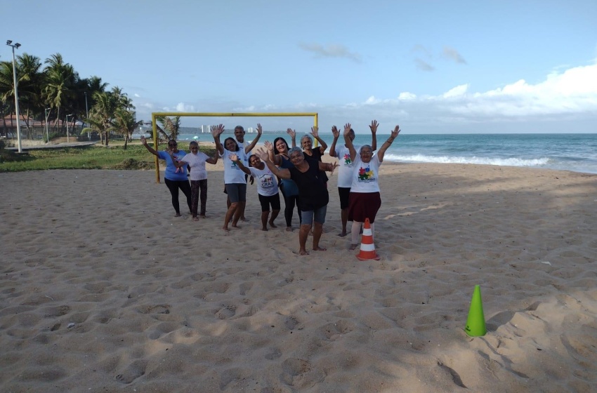 Idosos do Cras Terezinha Normande fazem treino funcional na praia