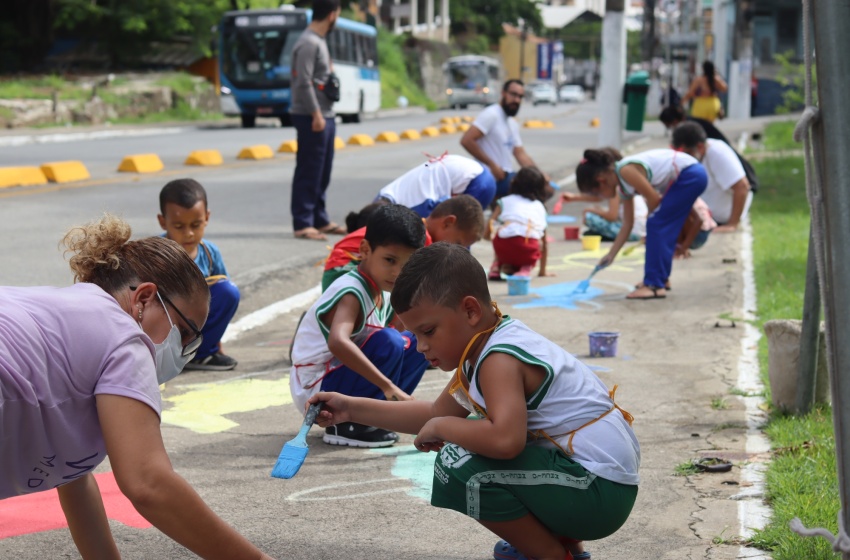 Educação conclui projeto de conscientização ambiental com pinturas nas galerias pluviais