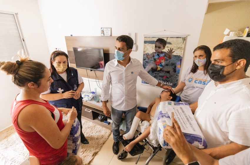Prefeitura lança programa Remédio em Casa e faz primeiras entregas a crianças com microcefalia