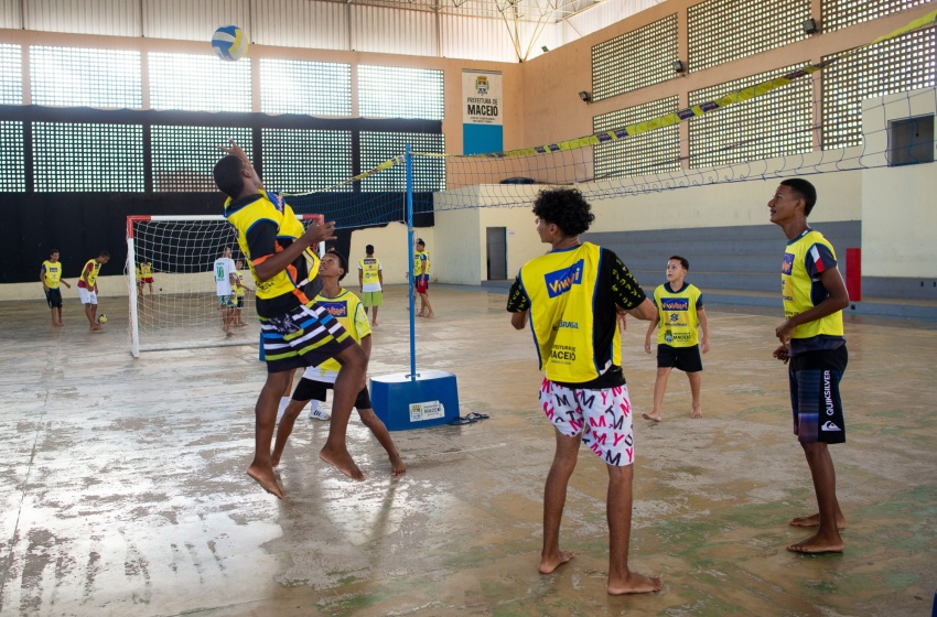 Prefeitura de Maceió realiza capacitação sobre minivoleibol para professores e estagiários de educação física
