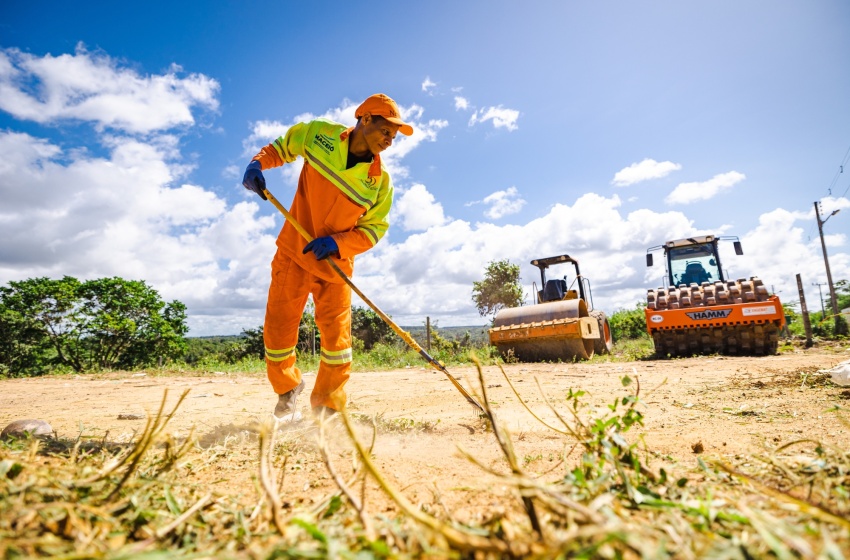 Prefeitura vistoria em obras de pavimentação em Riacho Doce
