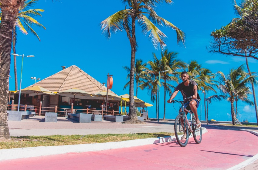 Maceió é Massa: Orla vai ganhar 10 km de ciclofaixa aos domingos com ação da Prefeitura e Carajás