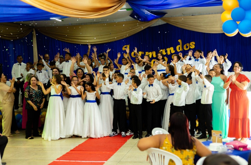 Escola no Benedito Bentes faz formatura de alunos do ensino fundamental