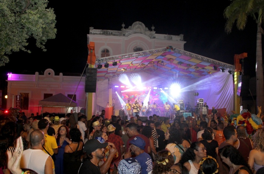 Primeira noite do Carnaval É Massa movimenta Jaraguá com praça lotada e diversidade cultural