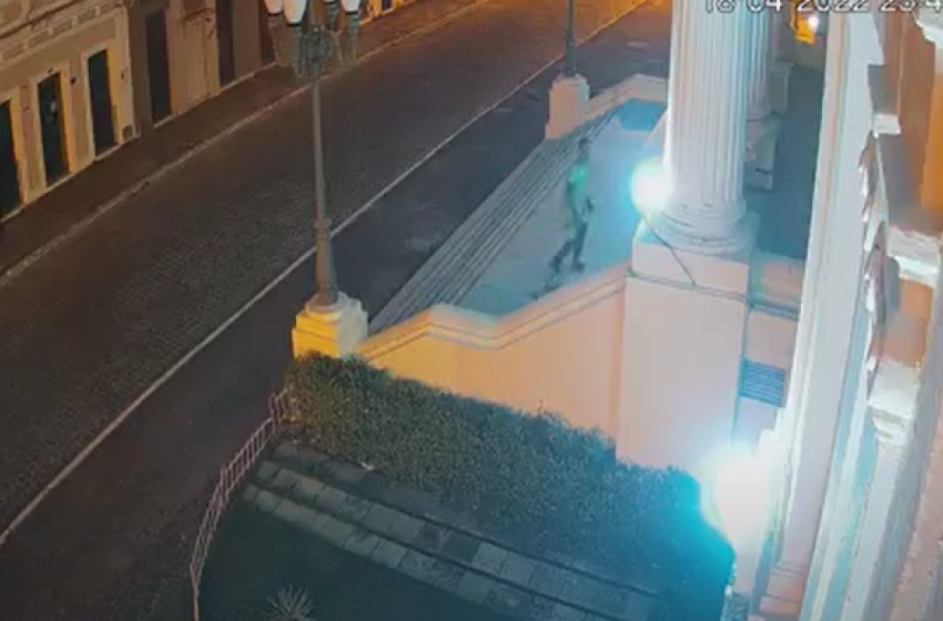 Câmeras registram furto de refletores na Associação Comercial; veja vídeo