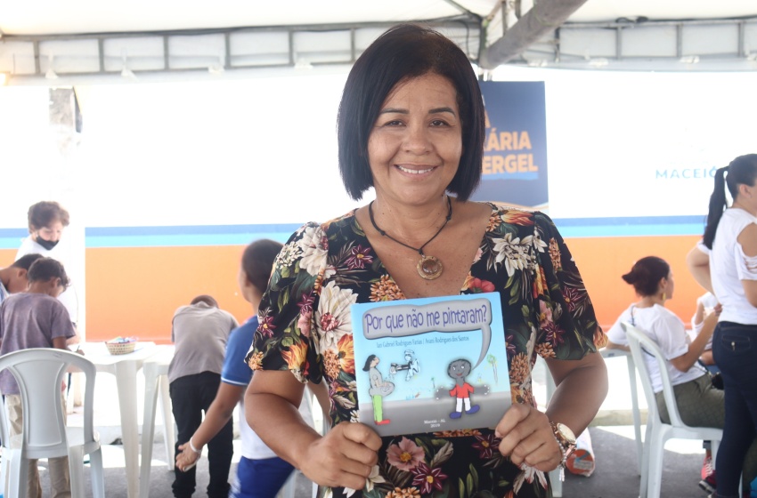 Professores da rede de ensino municipal divulgam produção literária no Vergel do Lago