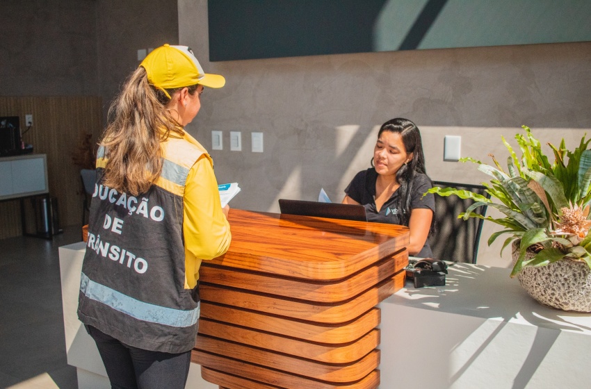 SMTT Maceió realiza ações educativas sobre mudanças no trânsito da Jatiúca