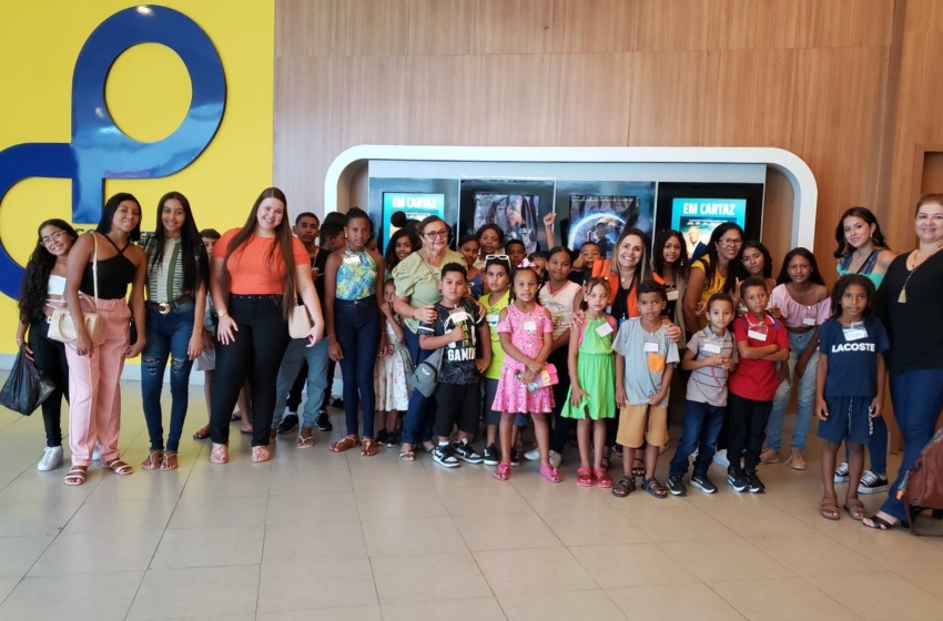 Crianças e adolescentes de unidades de acolhimento têm dia de lazer no cinema