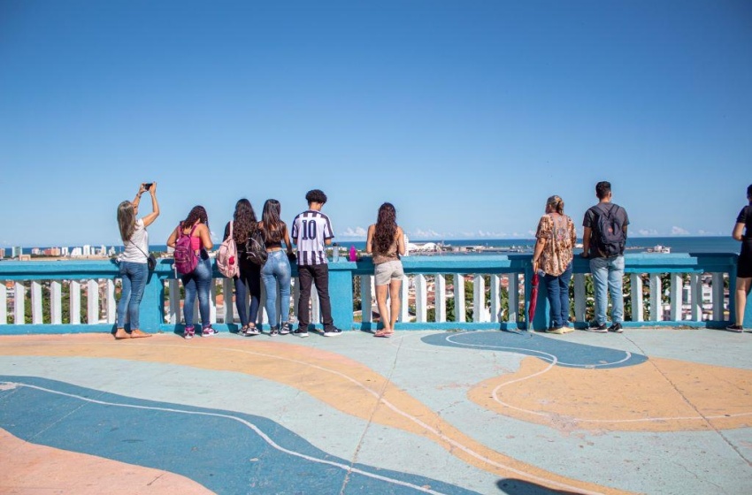 Educação promove passeio de alunos a mirantes de Maceió para confecção de cartões postais digitais