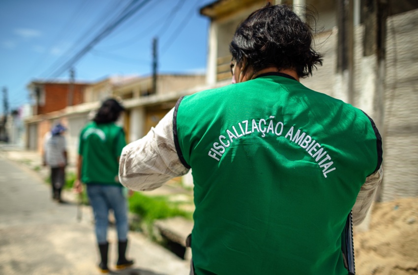 Meio Ambiente autua loja no Centro por descarte irregular na rede de drenagem