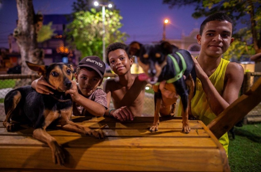 Após reforma, moradores da Ponta Grossa aproveitam espaços de lazer da praça Getúlio Vargas
