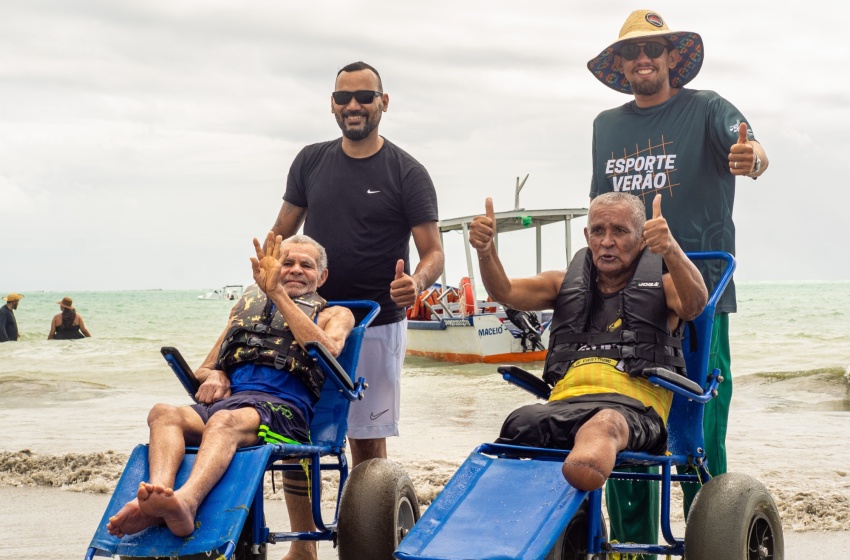 Usuários da Cidade da Pessoa Idosa participam dia de lazer na praia
