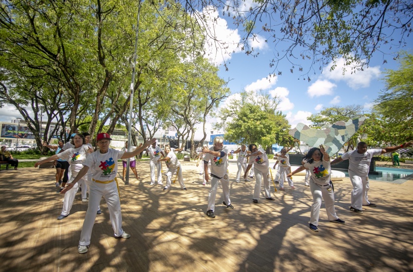 Idosos do Serviço de Convivência jogam capoeira no Parque Centenário