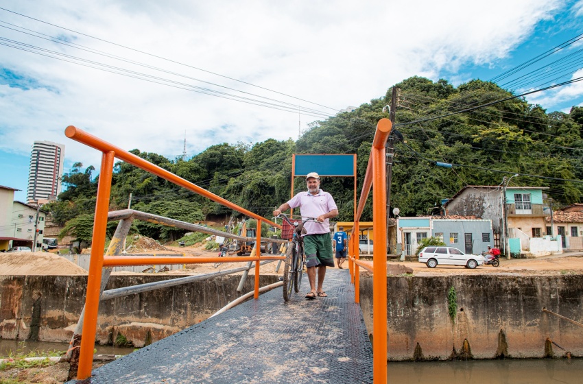 Moradores ganham nova passarela sobre riacho do Reginaldo