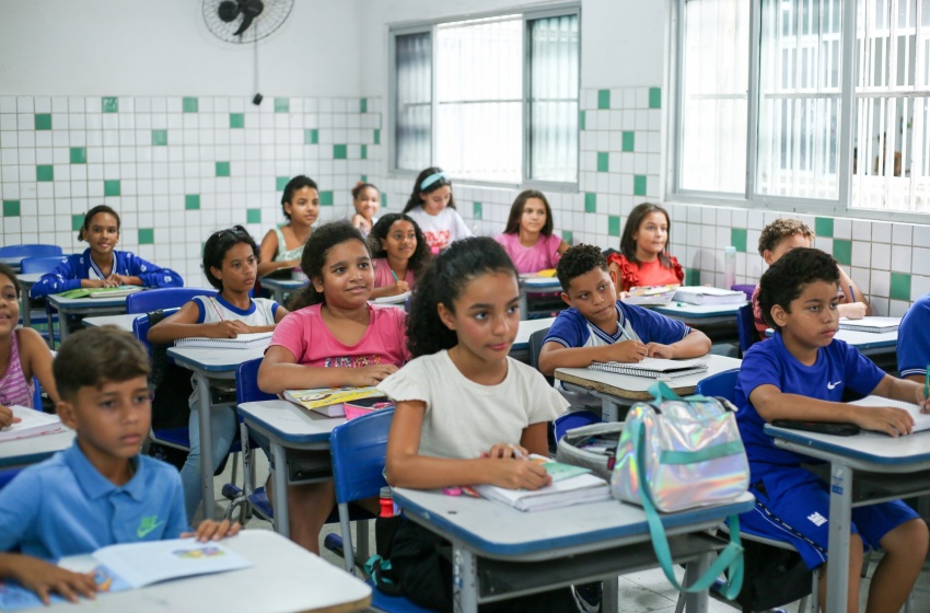 Alunos e servidores da rede municipal de ensino comemoram o Dia da Escola