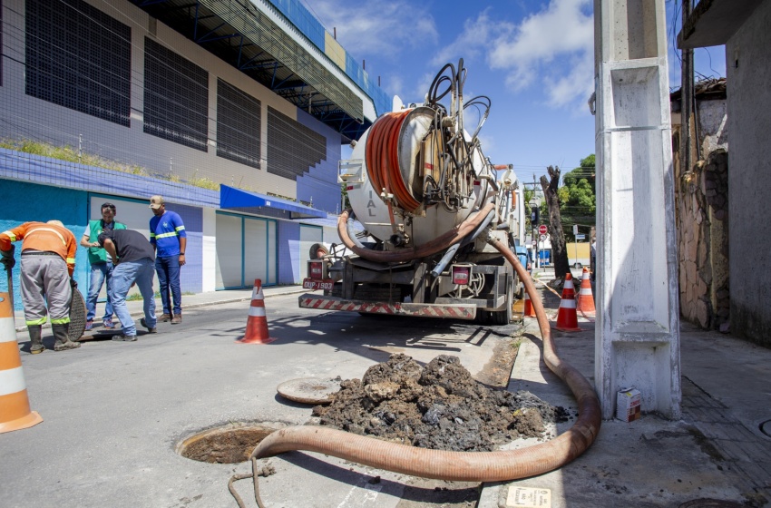 Operação Língua Suja flagra lançamento de esgoto da BRK no sistema de drenagem