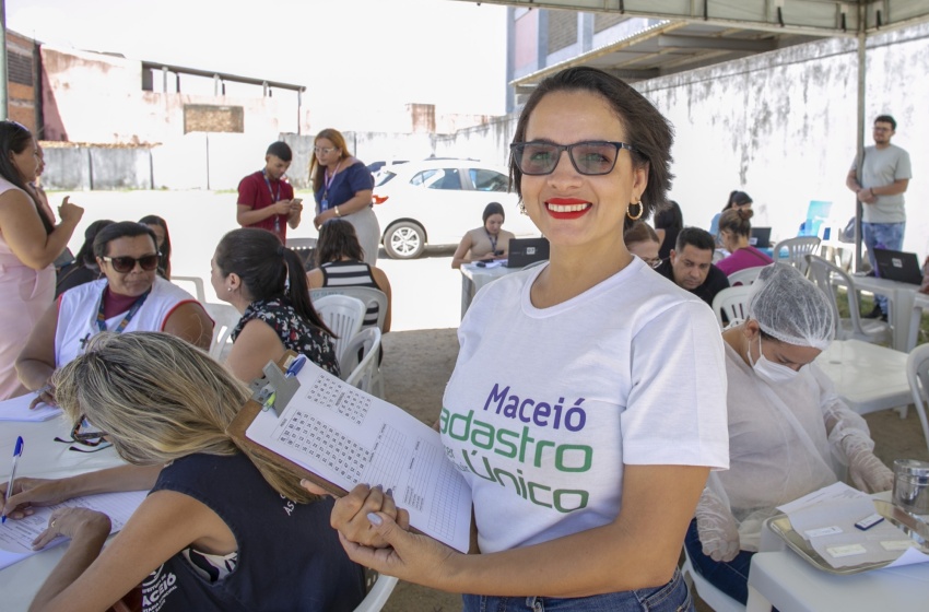 Moradores do Jacintinho recebem serviços do Cadastro Único
