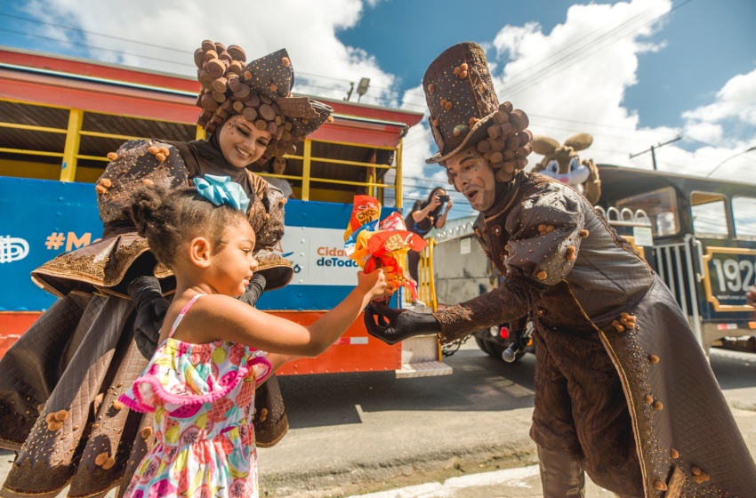 Prefeitura distribui chocolates em ‘Trenzinho da Páscoa’ para crianças do Jacintinho e Vergel