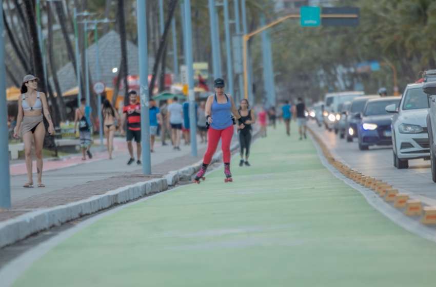 Ação educativa do DMTT orienta as pessoas para uso correto da Faixa Verde
