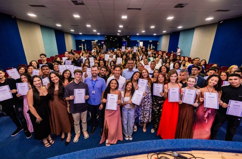 Prefeito Rodrigo Cunha prestigia formatura do Programa Prepara Jovem