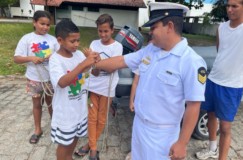 Criançada do Cras Área Lagunar visita Capitania dos Portos