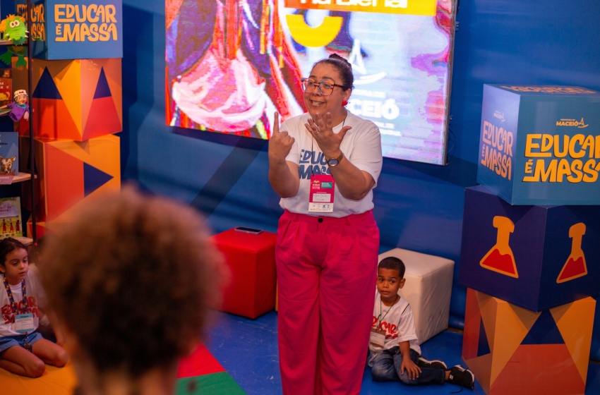 Na Bienal, crianças de creches municipais participam de oficinas de pintura e contação de histórias