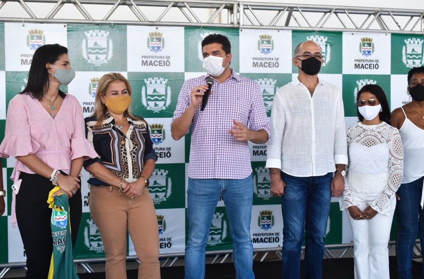 Rui Palmeira entrega revitalização de Cmei, escola e quadra no Vergel