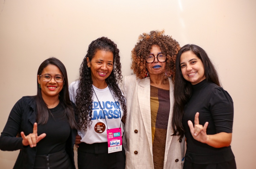 Interpretação em Libras torna ações da Semed na Bienal acessíveis a todos
