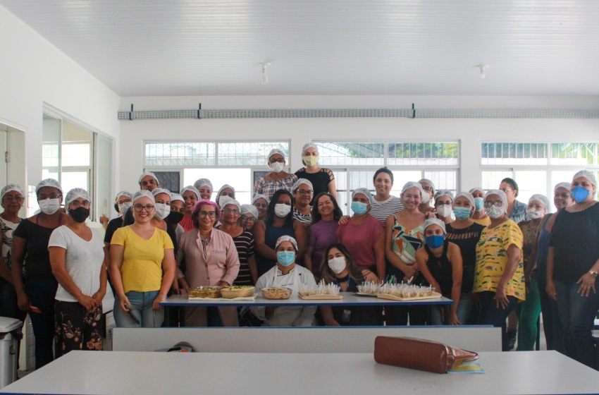 Merendeiras participam da fase prática de capacitação para concurso