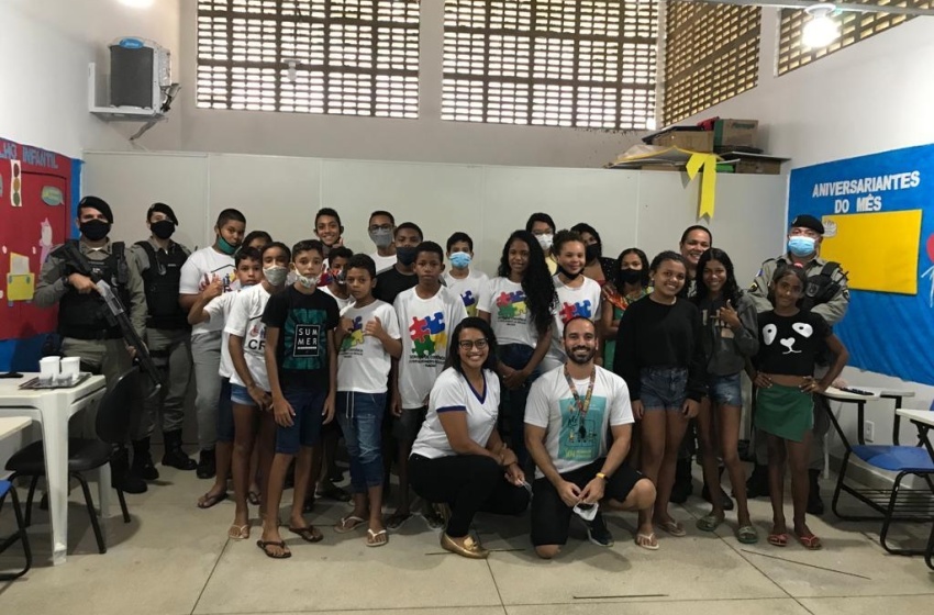 Crianças e adolescentes do Cras Selma Bandeira participam de palestra com policiais militares